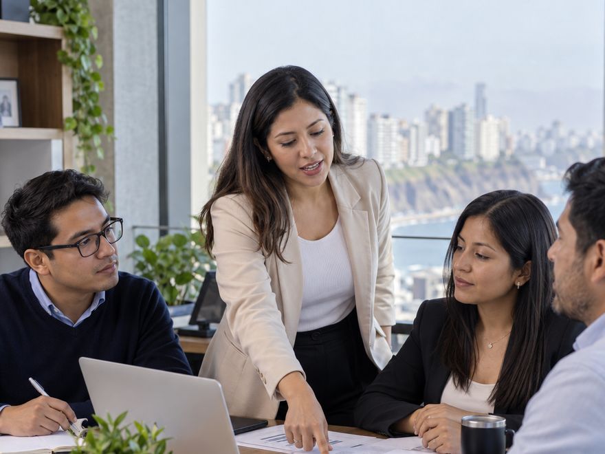 Equipo organizando su trabajo en la oficina